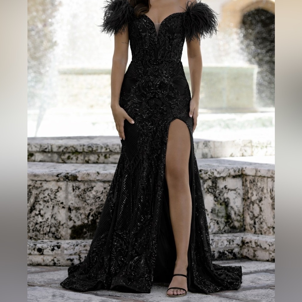 Ava Presley Gown —> color: black